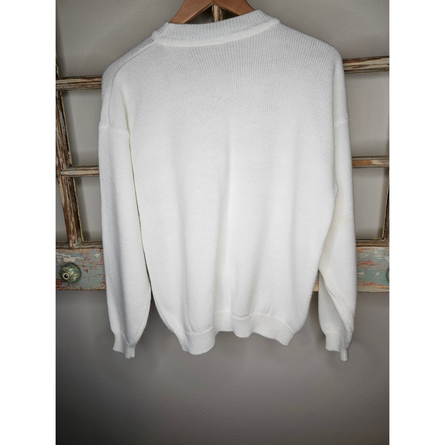 Vintage White Embroidered Crested Sweater size Medium